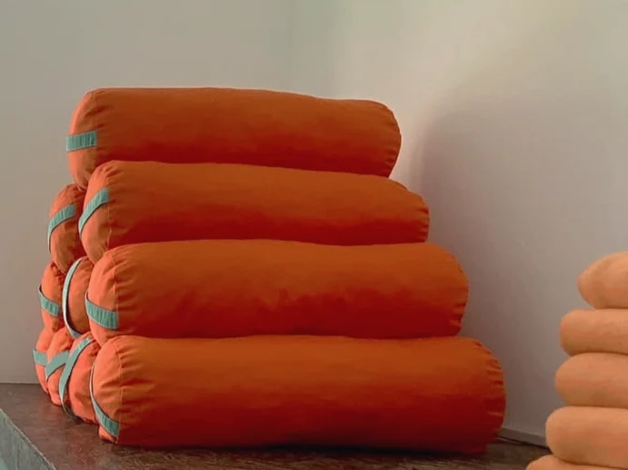 Bolsters apilados sobre el escalón de la sala