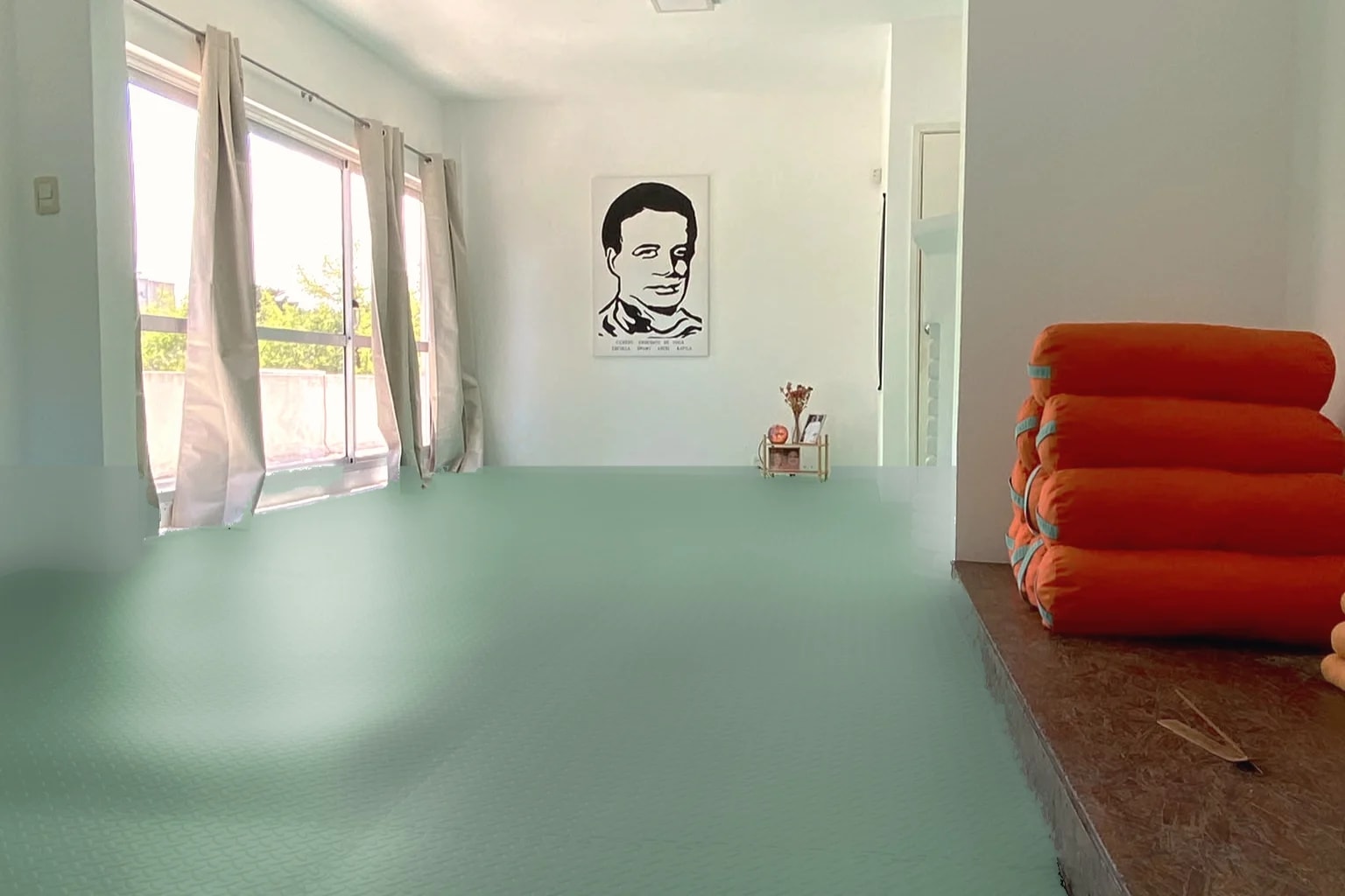 La sala del centro: ventanal, piso de goma y bolsters